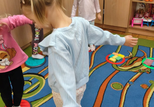 Przedszkolaki chodzą po dyskach sensorycznych.