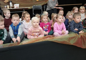 Przedszkolaki siedzą w MCK Za Pilicą.