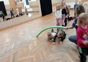 Dzieci czołgają się pod " makaronem".