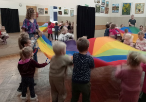 Przedszkolaki bawią się chustami animacyjnymi.