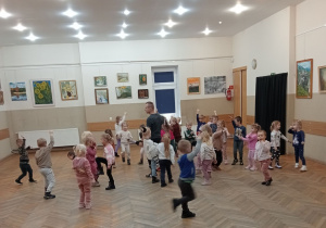 Dzieci wykonują ćwiczenia ruchowe.