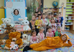 Przedszkolaki z wychowawcą i panią bibliotekarką