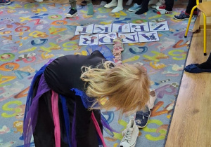 Przedszkolaki ustawiają swoje buty w ramach wróżb andrzejkowych.