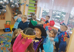 Przedszkolaki bawią się przy muzyce.