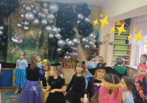 Dzieci tańczą przy muzyce.