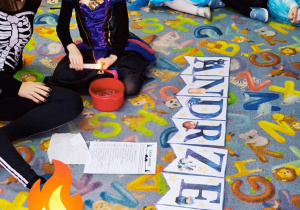 Dzieci przelewają wosk przez klucz.