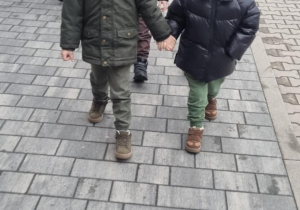 Przedszkolaki idą parami.