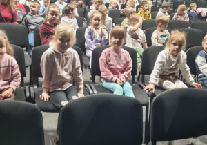 Dzieci siedzą na widowni PCAS-u.
