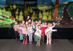Przedszkolaki machają spod sceny.
